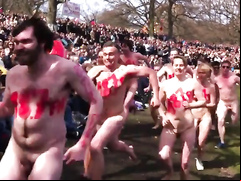 Nude sprint by the lake with a huge audience